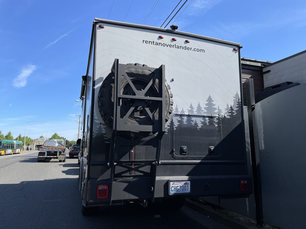 A back of a truck
Description automatically generated