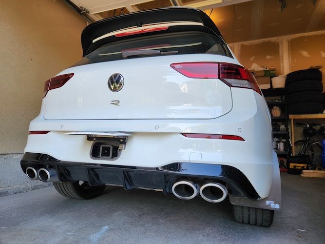 A white car in a garage

Description automatically generated