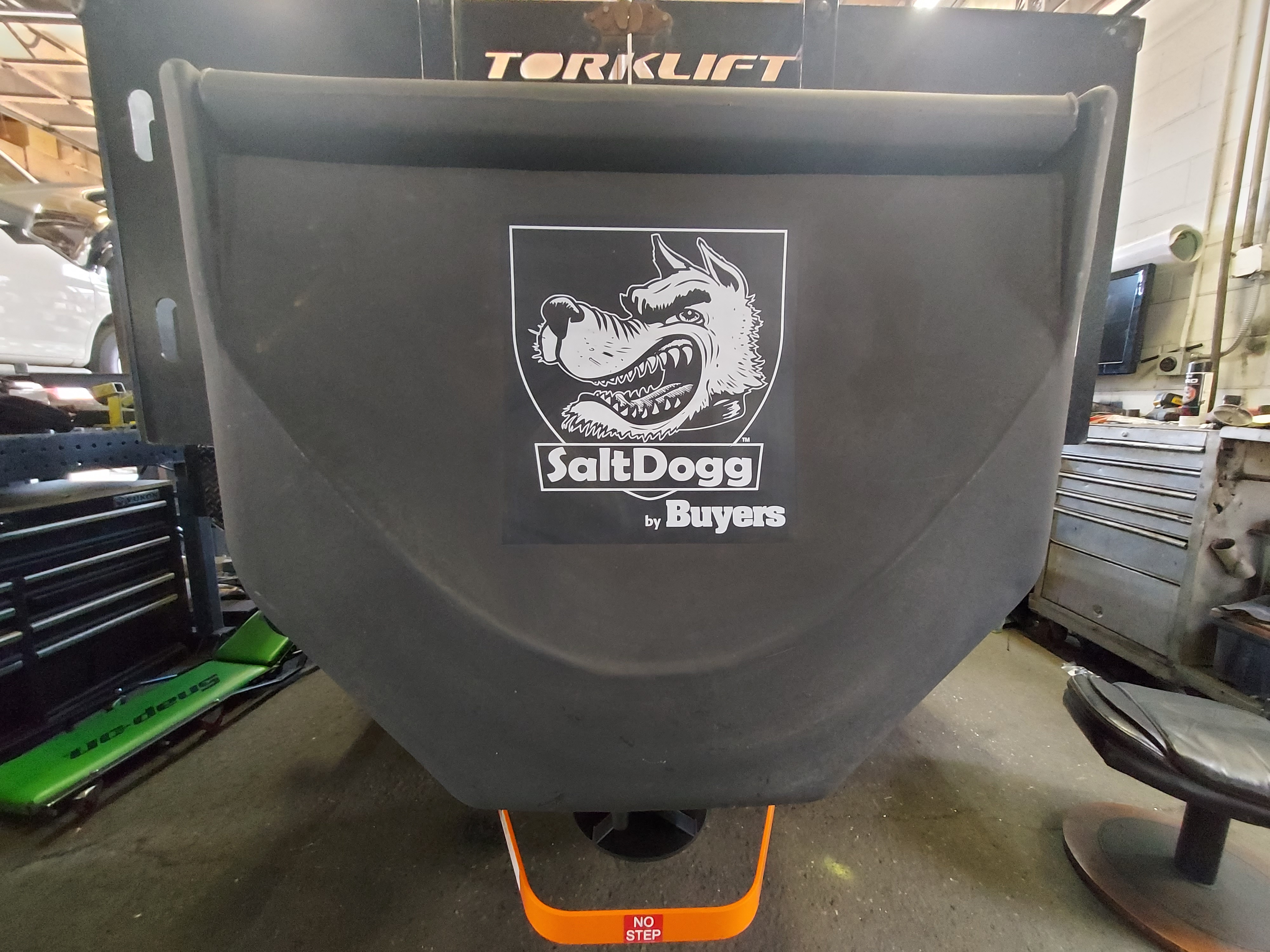 Salt spreader installed on a truck