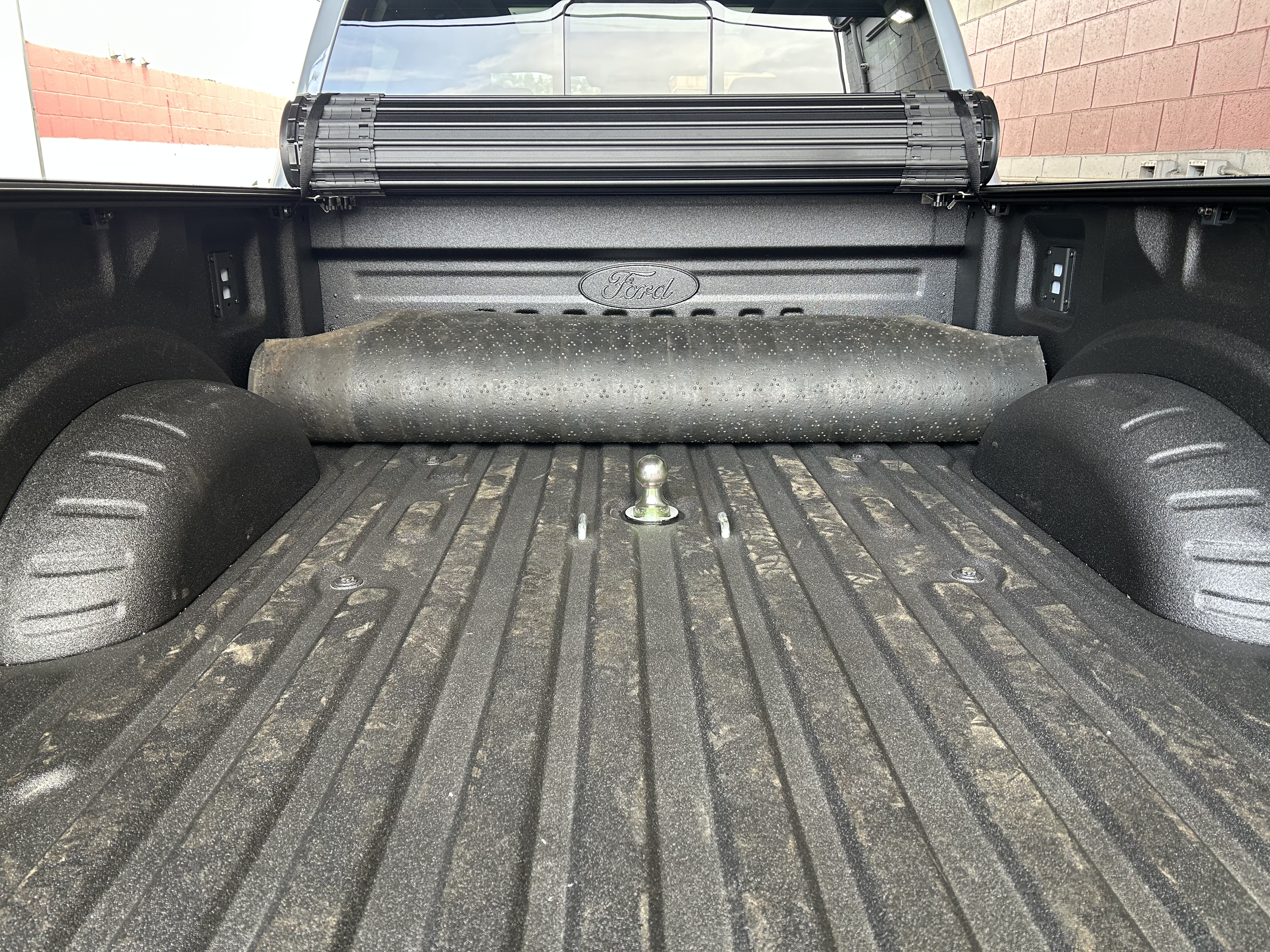 Gooseneck hitch installed on Chevrolet Silverado 2500HD