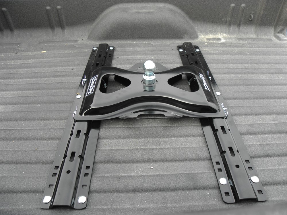 Above-bed rail towing accessory setup