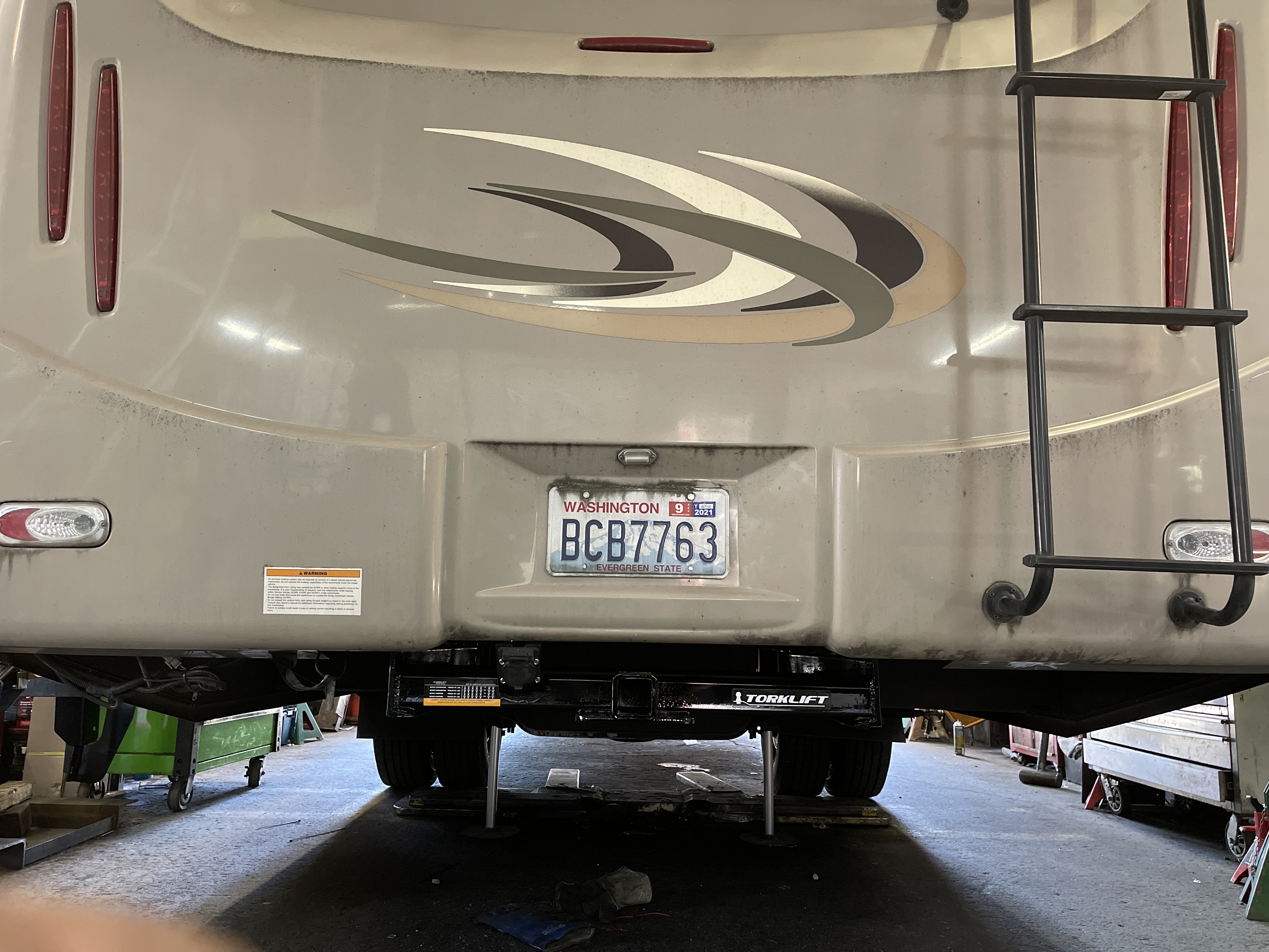 Fifth wheel rear hitch installation