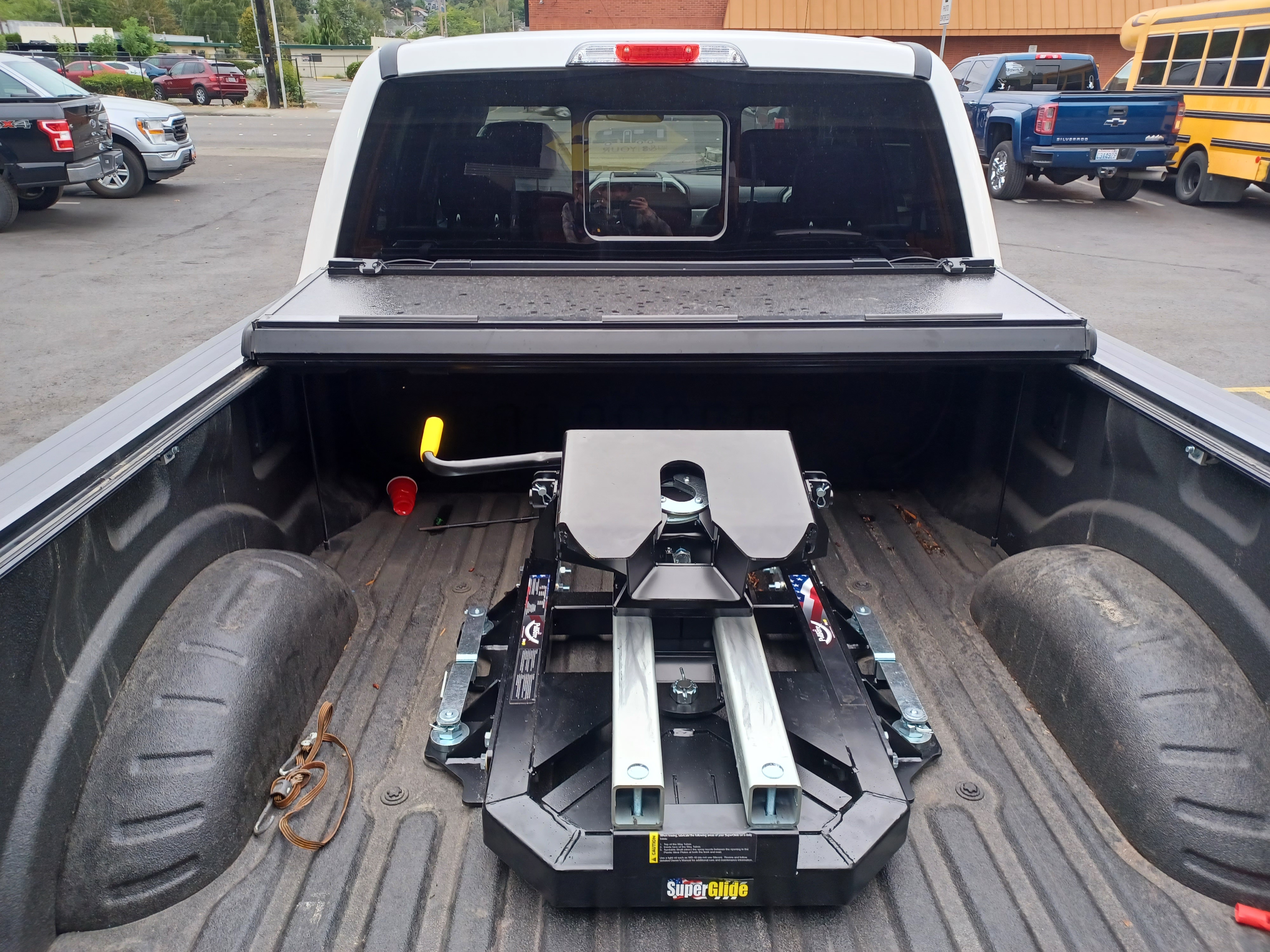 Fifth wheel hitch installation in pickup truck bed