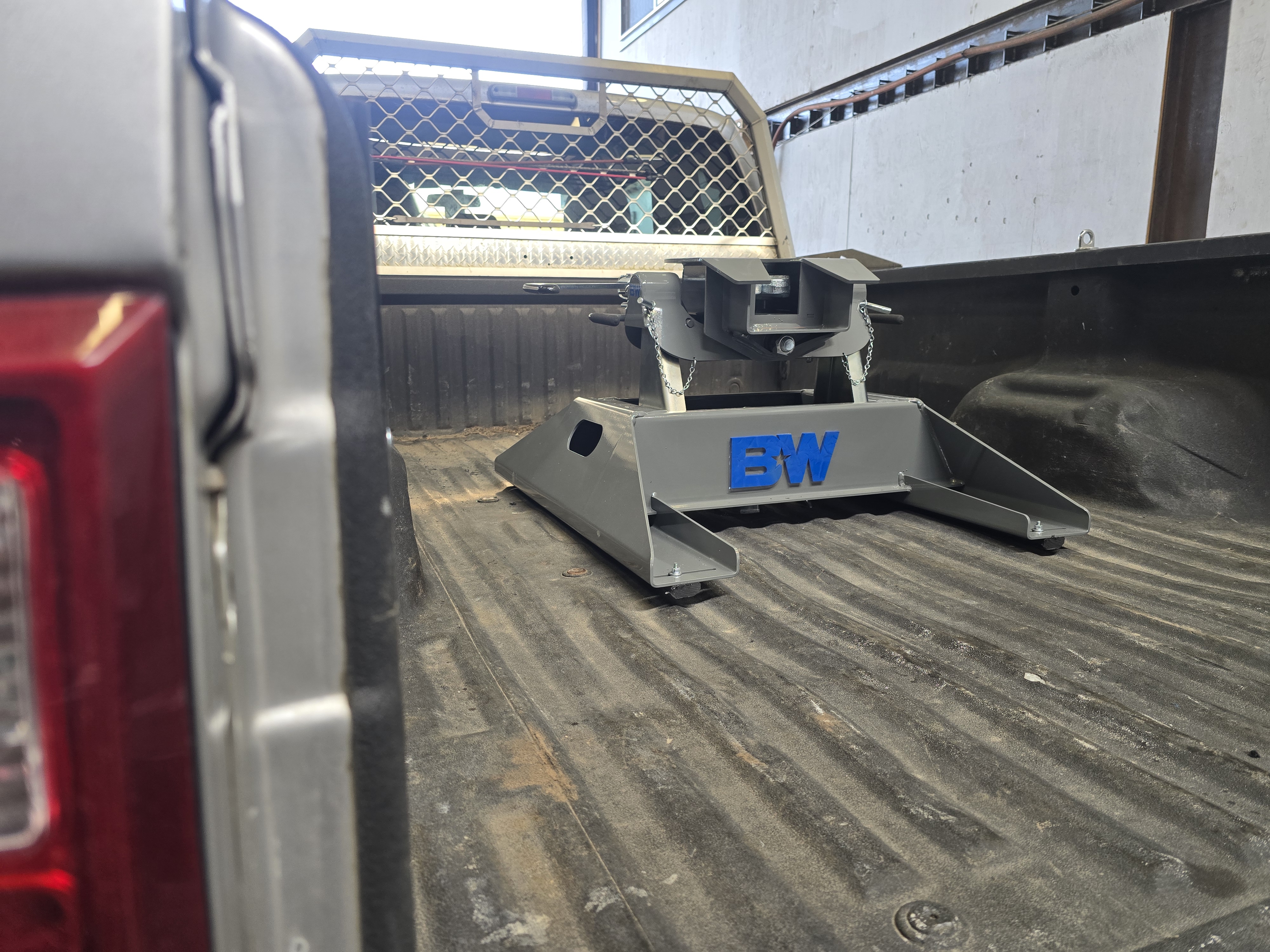 Fifth wheel hitch setup for RV towing