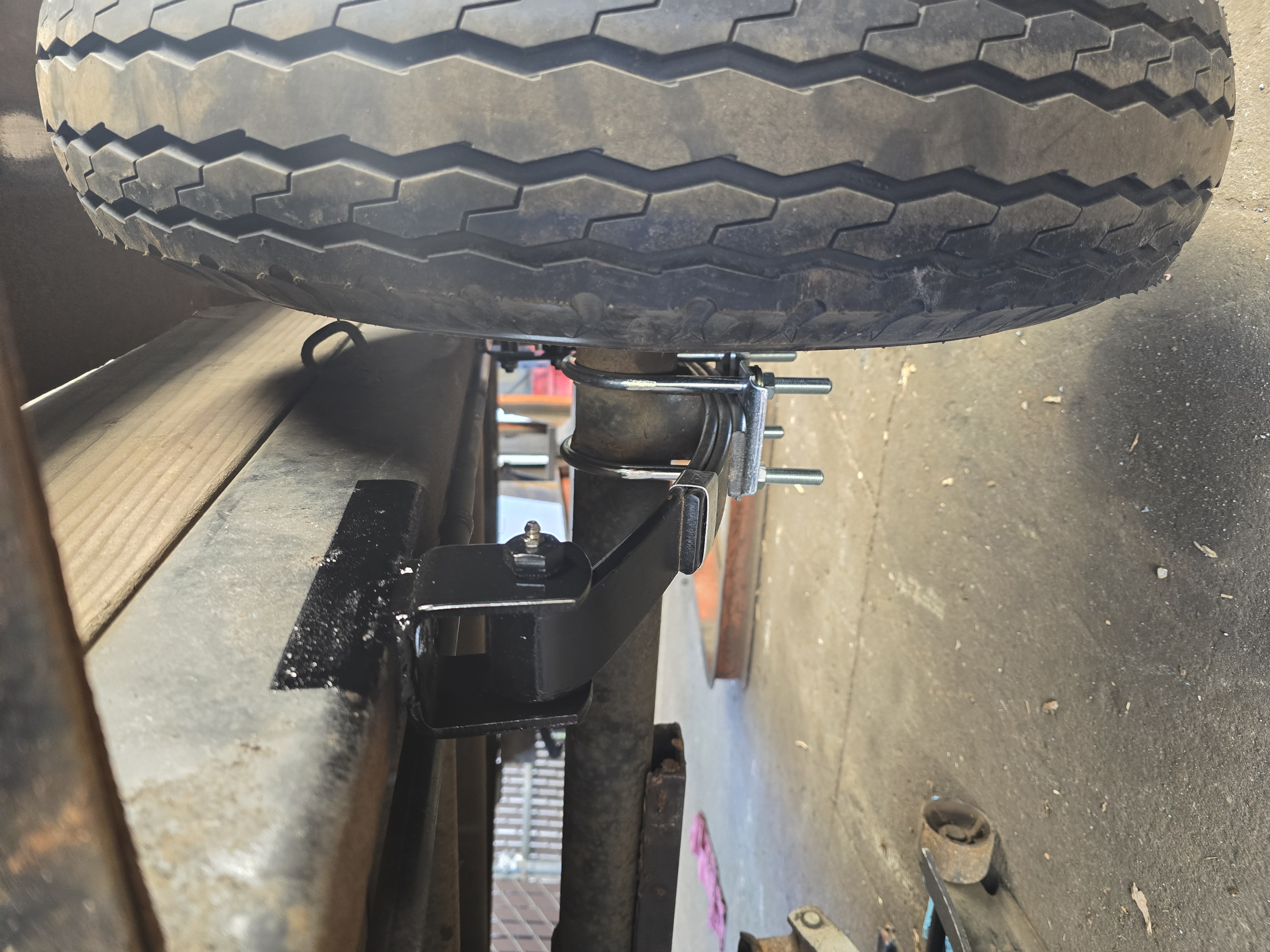 Single axle trailer leaf spring replacement and suspension hardware service