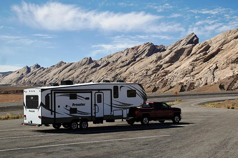 What is the difference between a 5th wheel hitch and a gooseneck hitch?